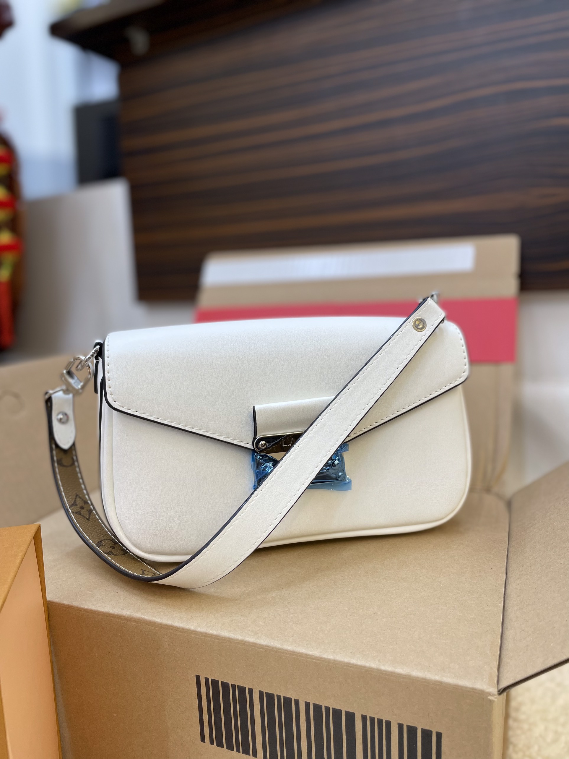 Túi Xách LV Swing Super Màu Trắng Size 21cm
